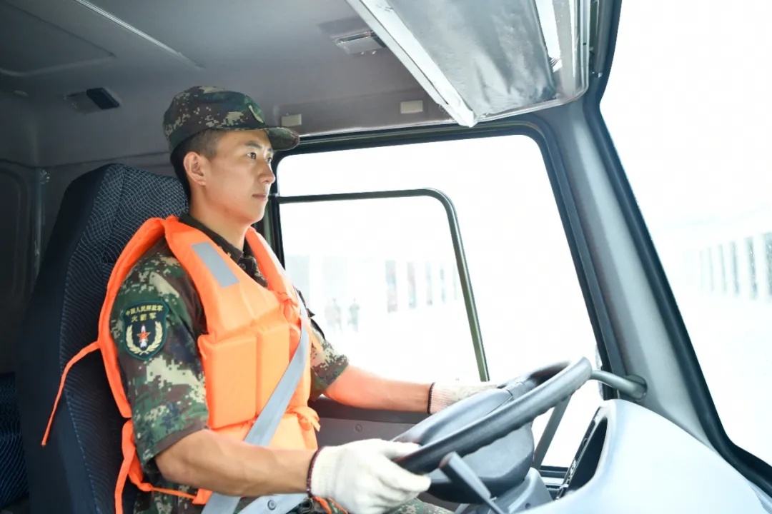 100年100人94王赟赟最牛军车我们坚定前行