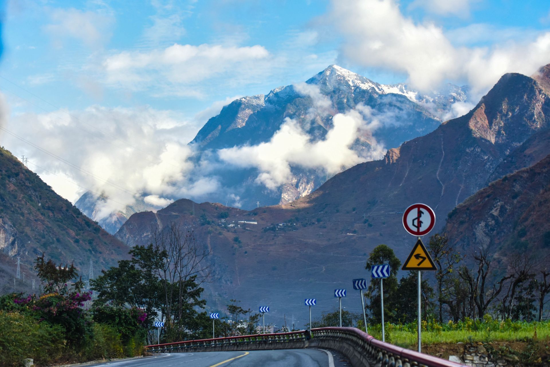 如今,由泸水市六库镇到贡山县丙中洛镇的路段焕然一新,为怒江增添新