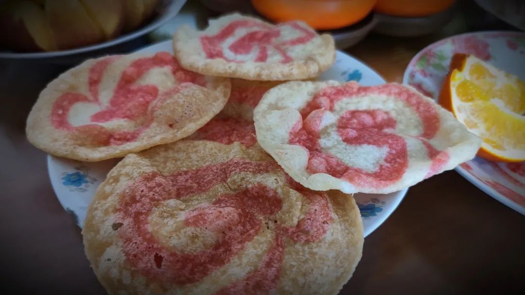 云片做好以后直接下热油锅炸,在炸时要一张一张