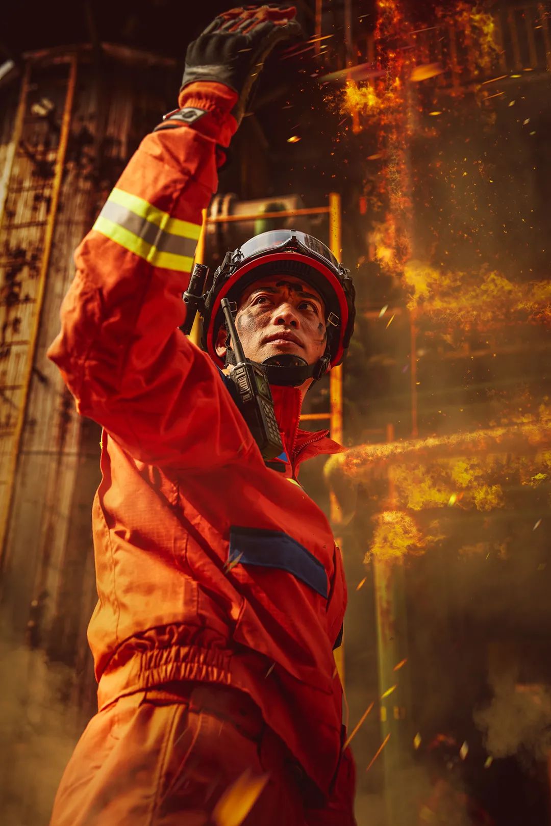 同时也展示了消防员的队伍形象