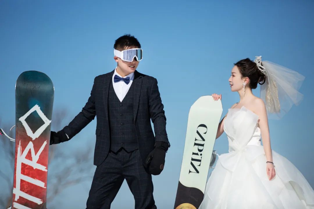 外交部发言人赵立坚转发点赞航天新人拍摄滑雪婚纱照