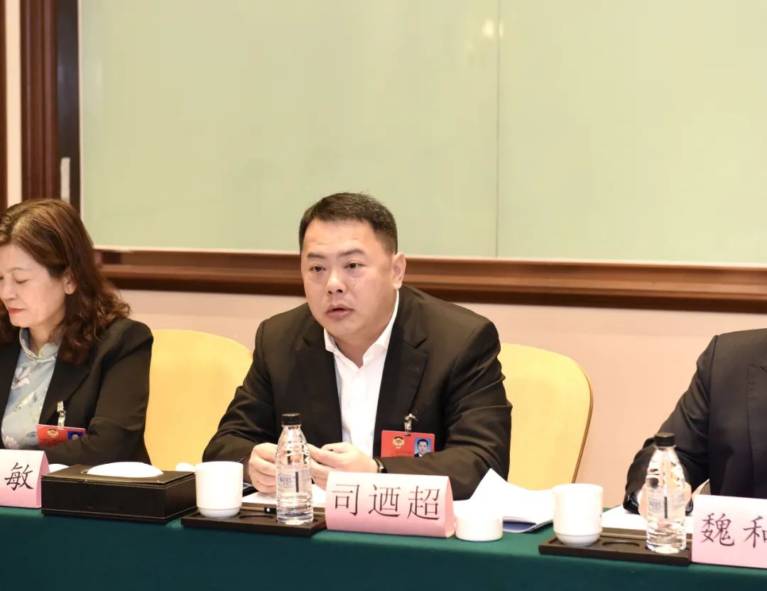 关注两会司迺超参加政协委员分组讨论与委员共同审议政府工作报告