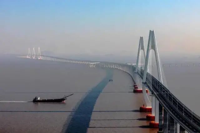 主通道还将继续向北延伸经洋山等岛屿与规划中的东海二桥相连直达上海