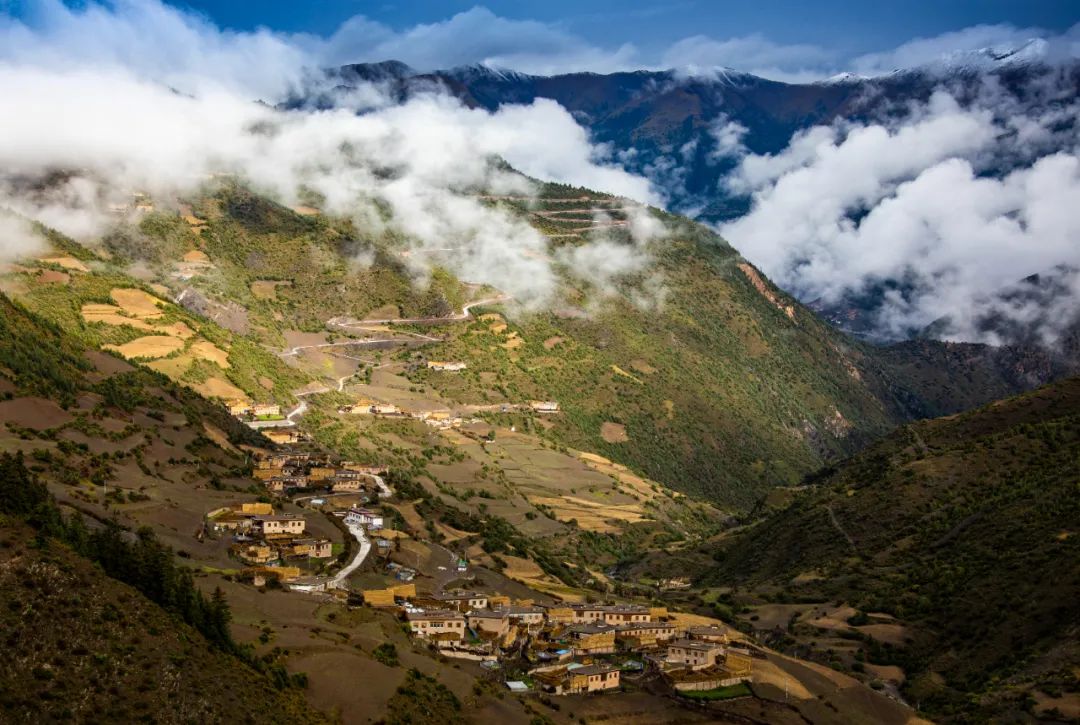 2021年9月17日,西藏昌都,雪山下的边坝县草卡镇拉贡村等藏族村寨,庄稼