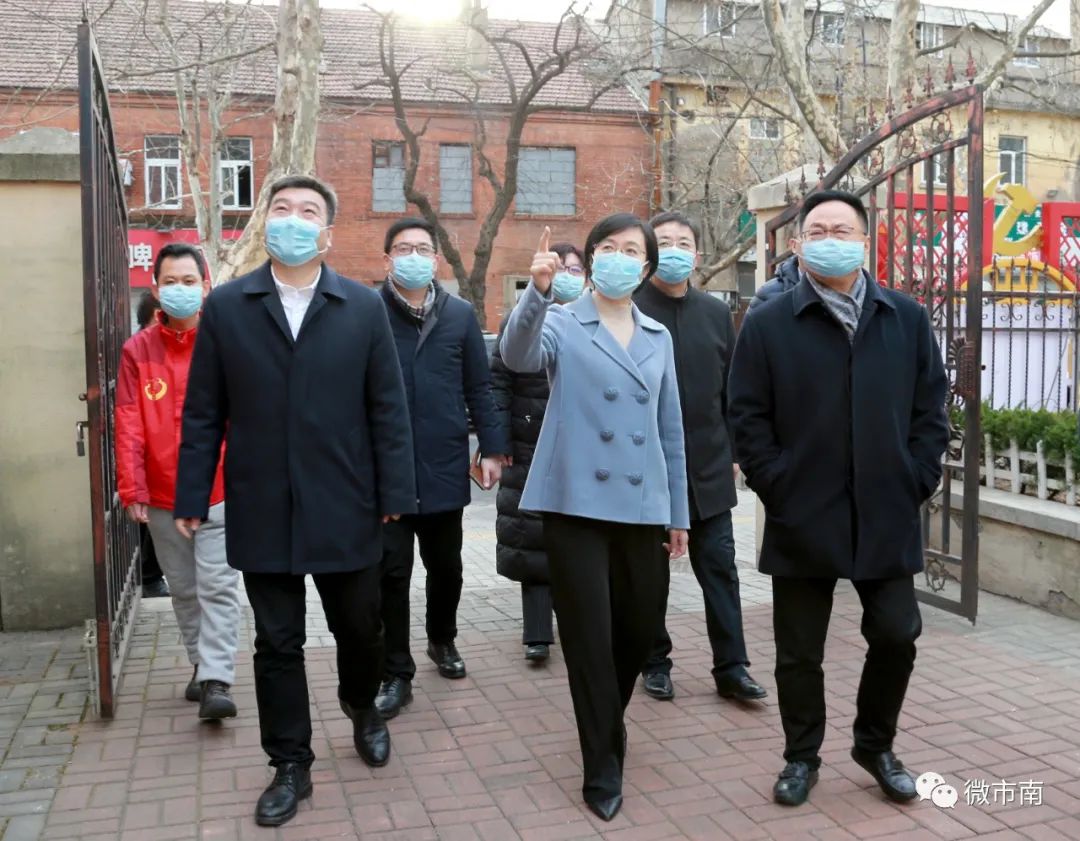 1月4日,市南区委书记赵燕带领相关负责同志,调研督导疫情防控工作.
