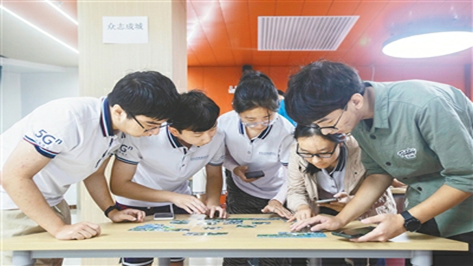 日前，海南陵水黎安国际教育创新试验区“海南自贸港国际英才班”学生参加趣味运动会拼图游戏。 通讯员 蔡青君 摄
