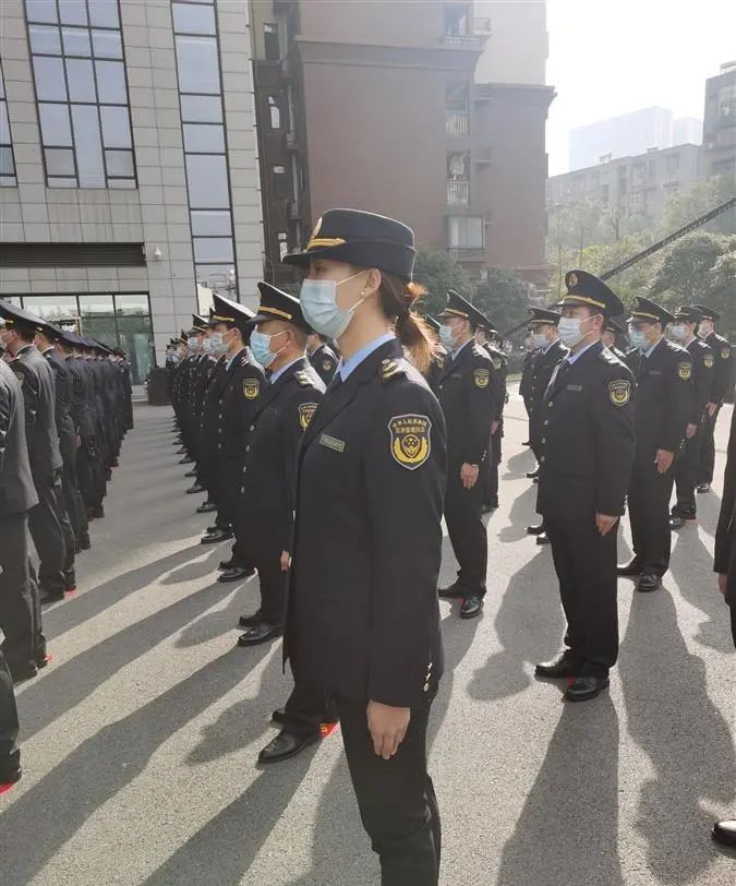 我省應急管理綜合行政執法隊伍執法著裝和車輛標識正式亮相