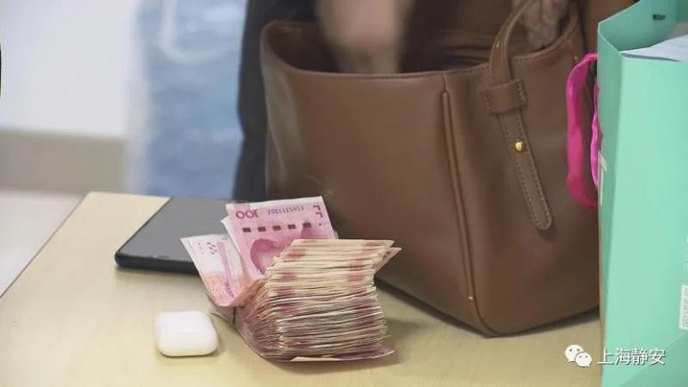 两万元现金遗忘在共享单车车篮中幸好民警迅速帮忙找回