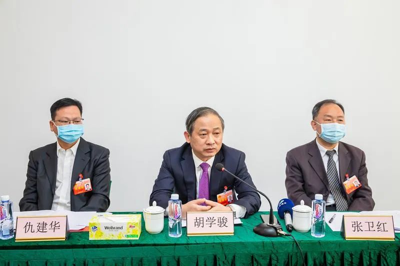聚焦两会胡学骏李军参加分组讨论把握发展新机遇提升群众获得感