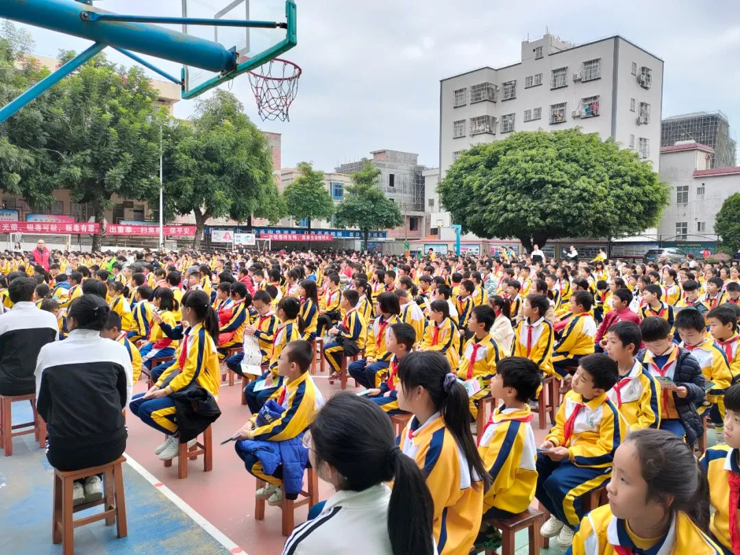活动现场,市第十二小学校长陈冠东致辞,指出禁绝毒品,消除毒害,是广大