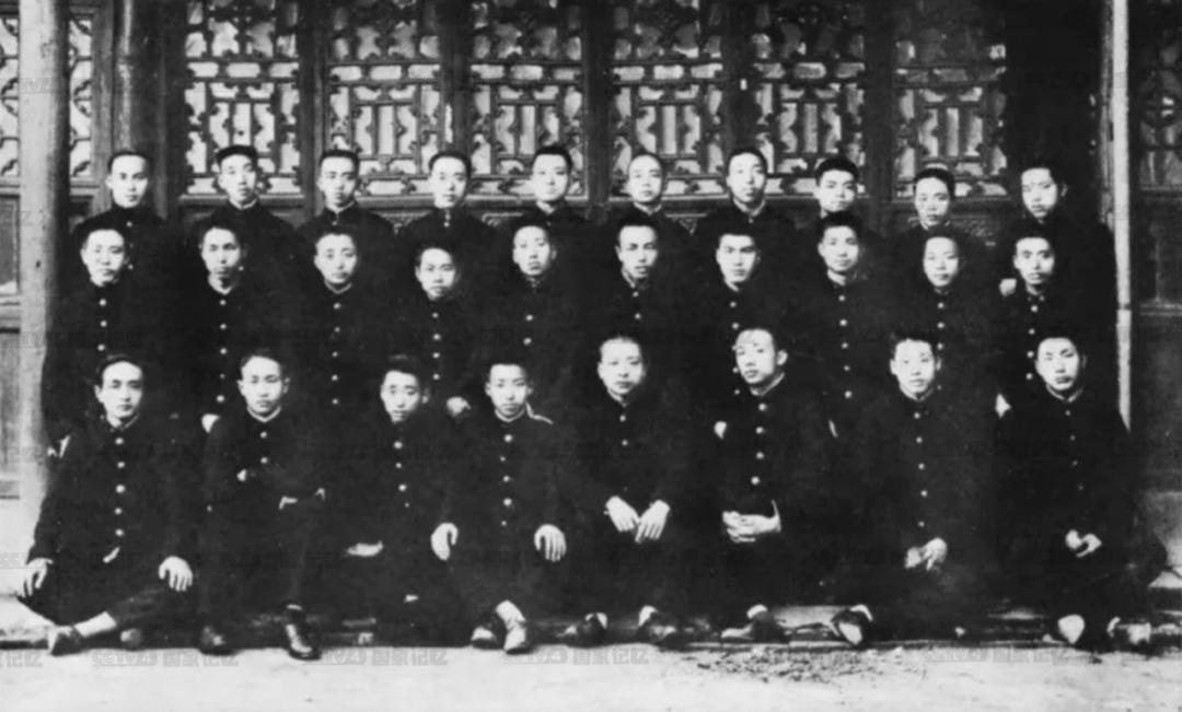 当选中央委员时，他已牺牲近两年……