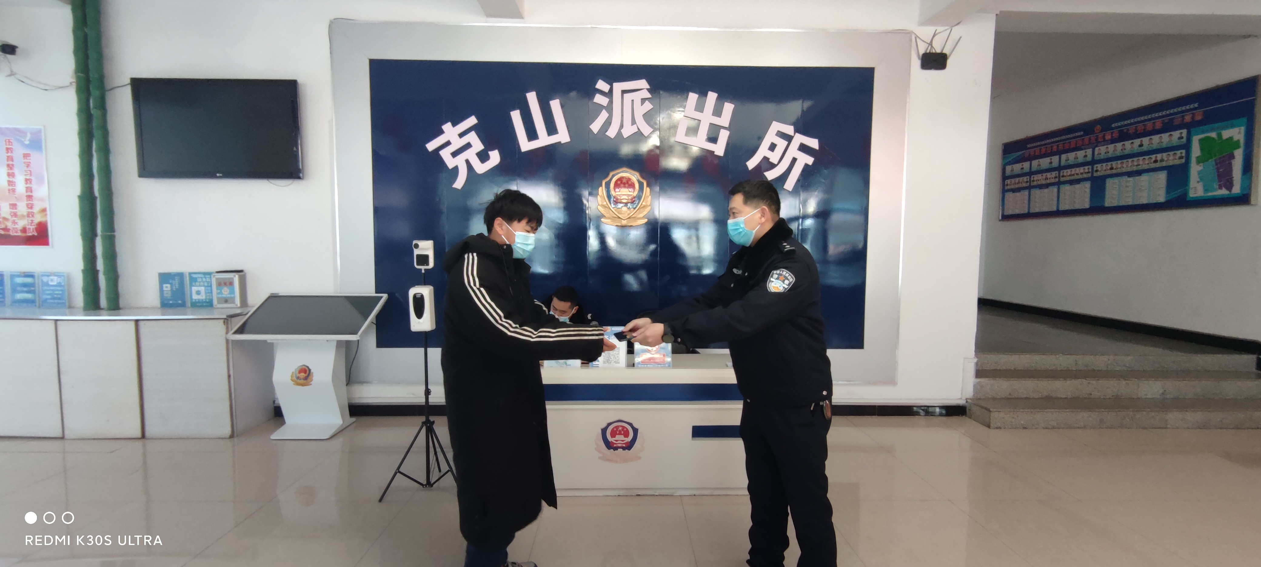 垦区公安局齐齐哈尔分局克山派出所社区民警为在校高中生找回丢失手机