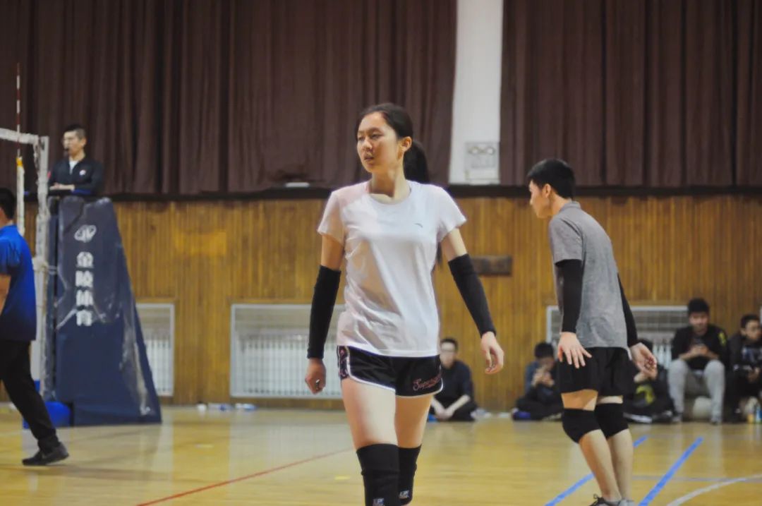 吴清玉都会帮着训练男女排的新队员,也曾作为北京大学排球普通学生