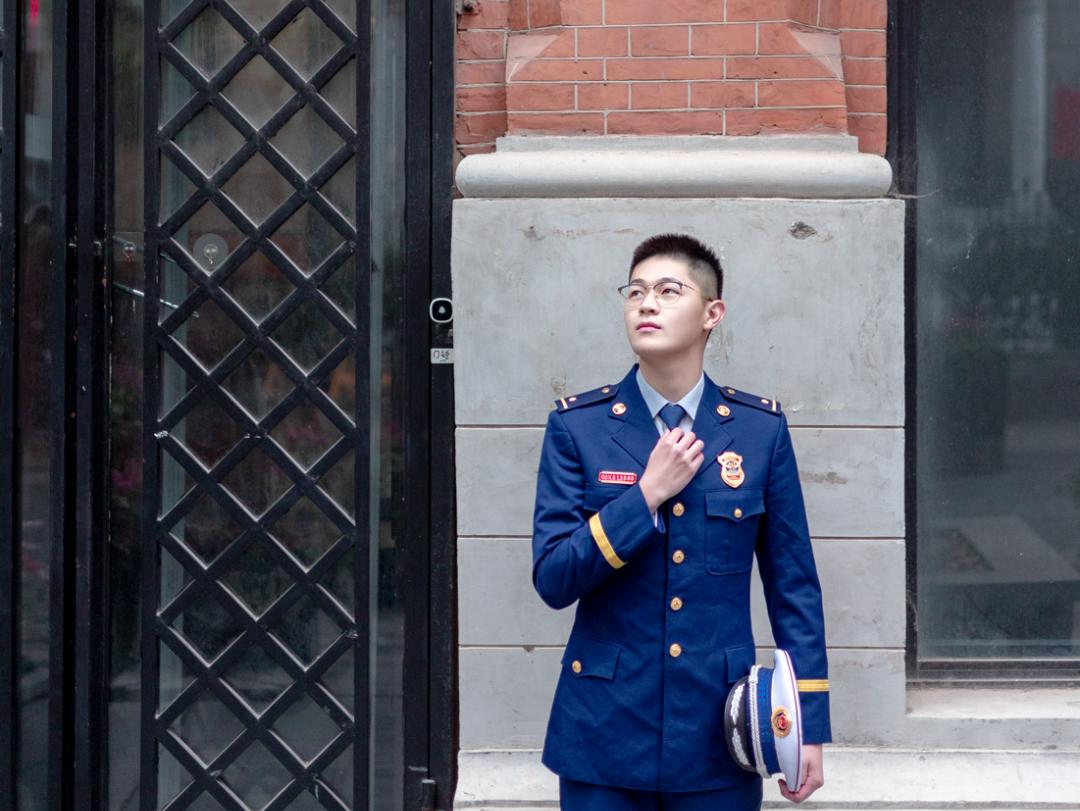 剪裁相宜消防员常服沿用了传统制式常服2022