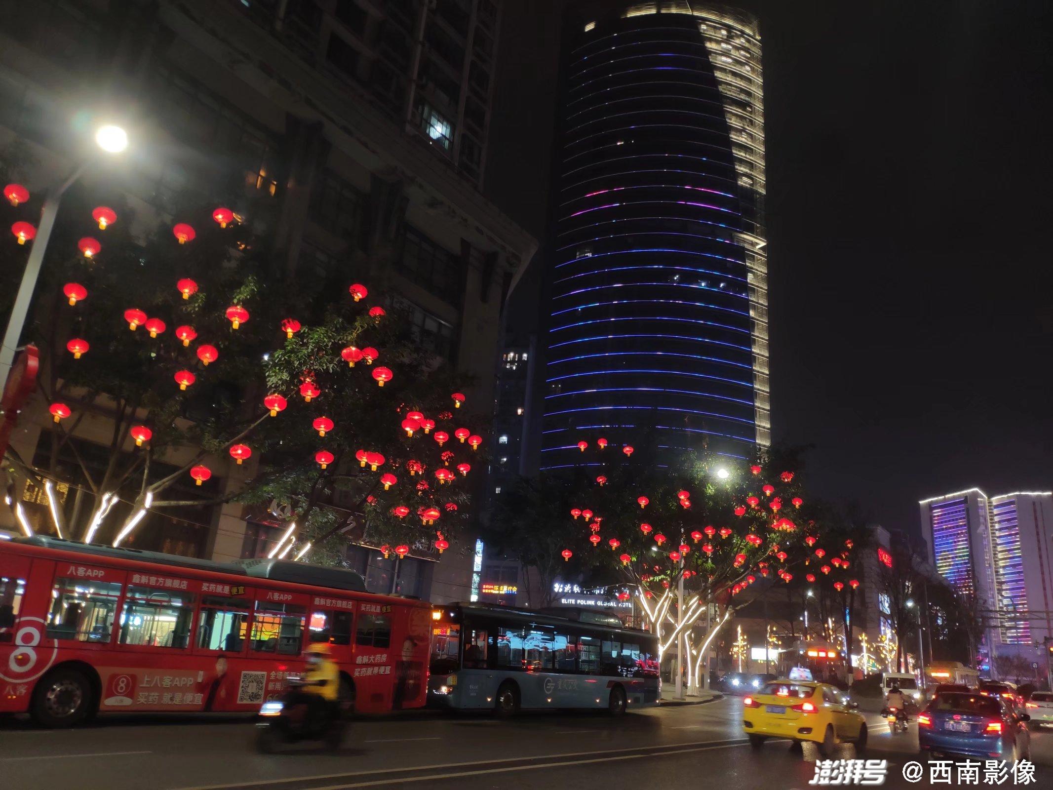 重庆街头虎年迎春树上挂红灯笼犹如树上长满糖葫芦