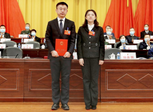 双城区委书记吕北罡(右)为新当选的区人大常委会主任李艳秋(左)颁发