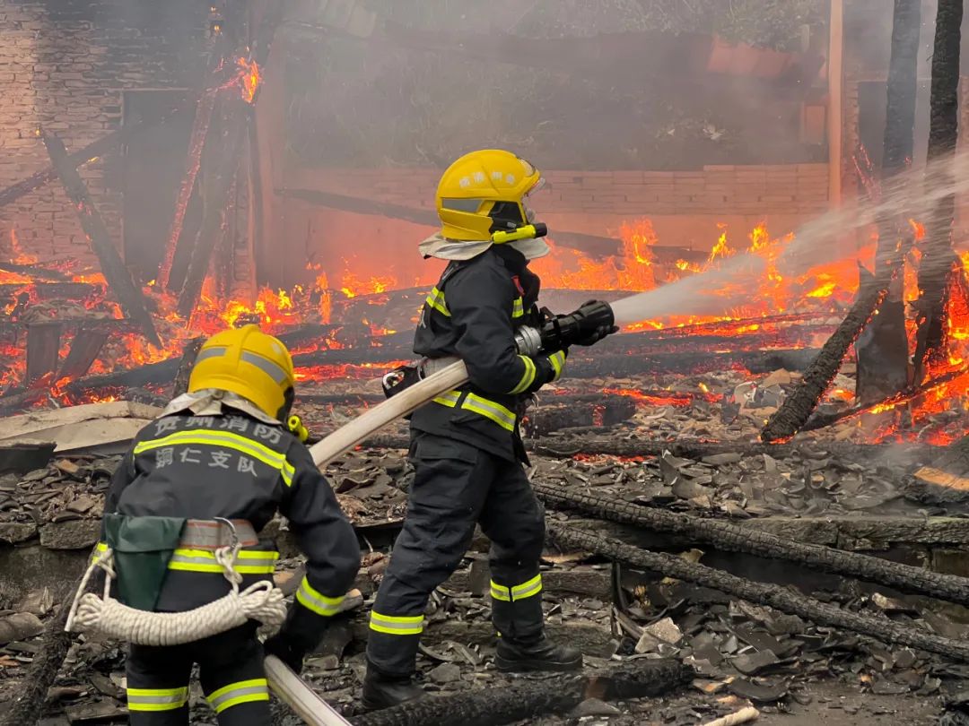 贵州一木质民房着火猛烈燃烧危及四邻当地消防快速扑救