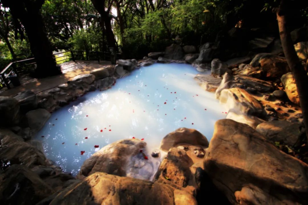 没有泡过弥勒温泉的冬天是不完美的