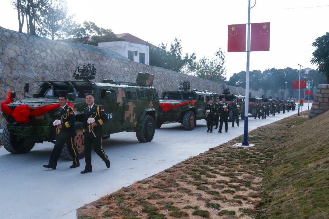 白婚纱搭配橄榄绿特战营区里甜度爆表