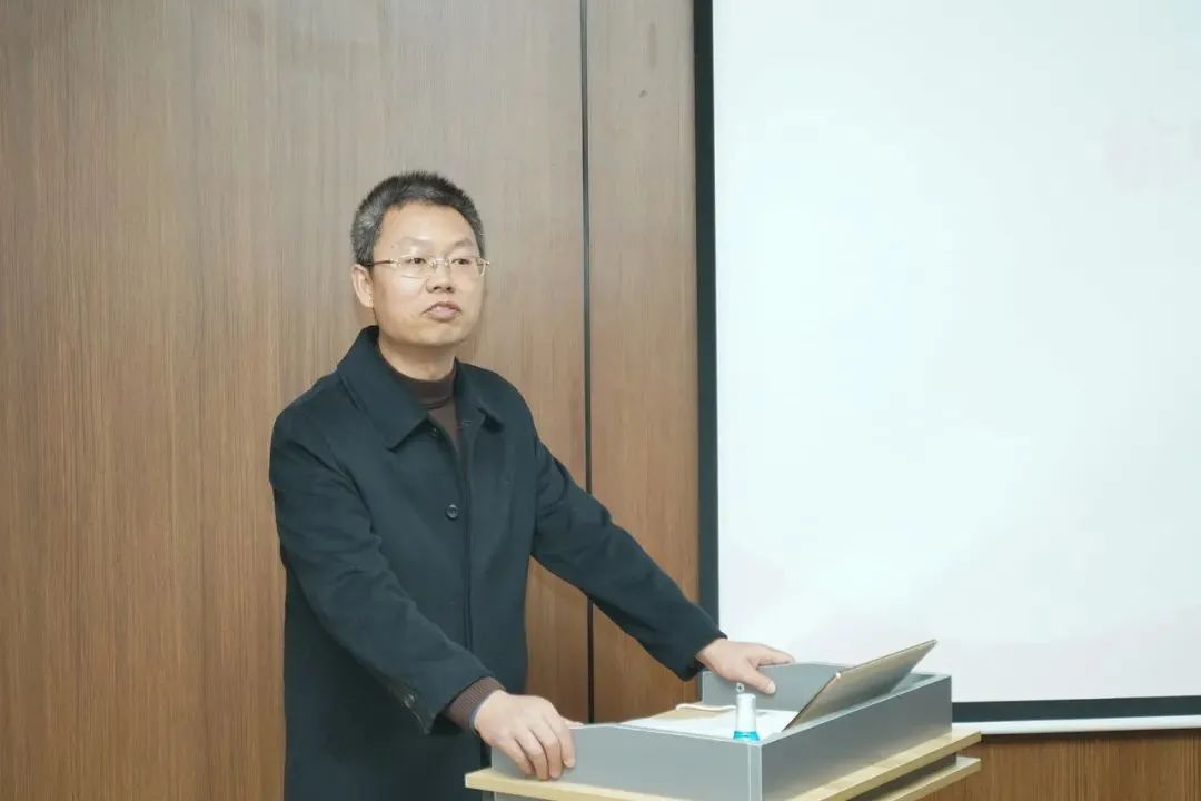 蒲丰(海宁)智能装备有限公司首席科学家陈丰农作为入驻企业代表发言"