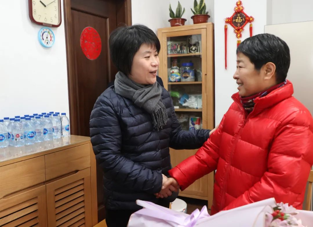 区委书记郭芳来到北外滩街道东海小区,看望85岁的独居老人胡宝玉