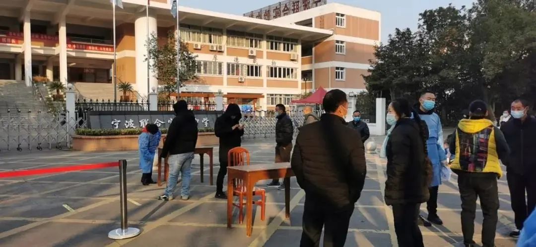 胡娅君 在万景社区做志愿者尹旭日 在白峰街道核酸检测点志愿服务张霞