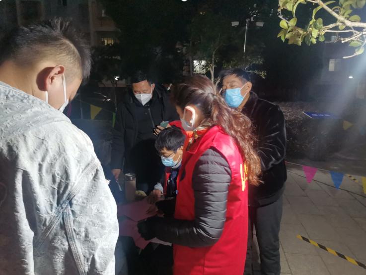 张霞 在米兰社区核酸检测点志愿服务李艳华 在核酸检测点志愿服务毛毛
