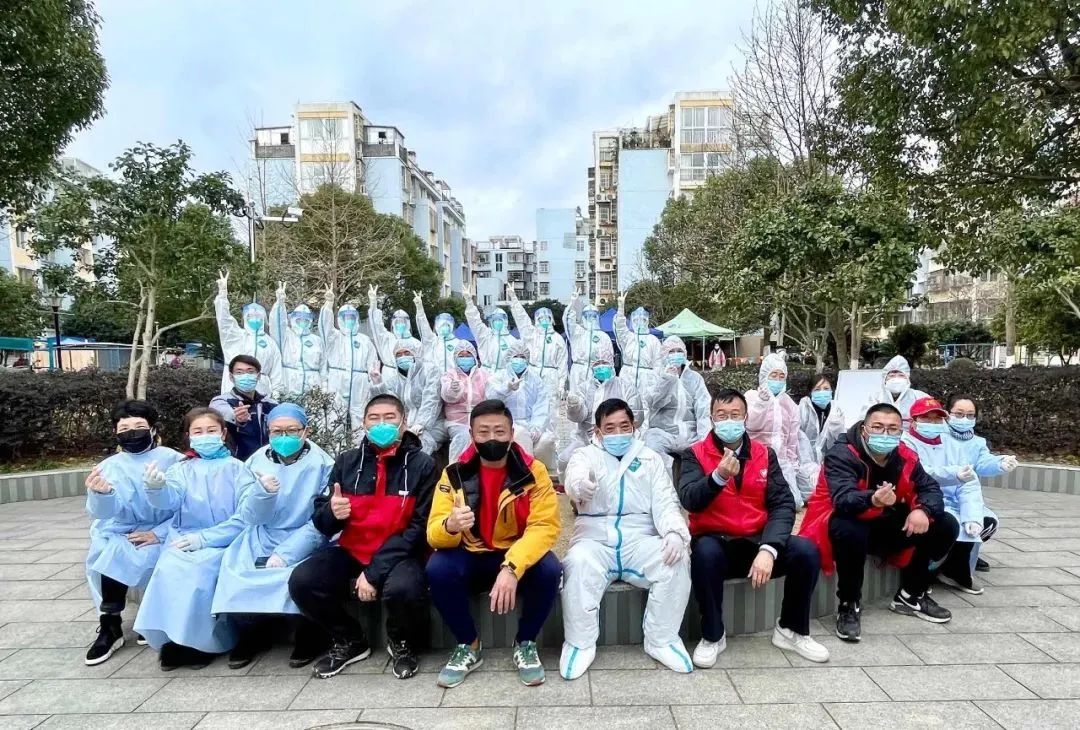 张霞 在米兰社区核酸检测点志愿服务李艳华 在核酸检测点志愿服务毛毛