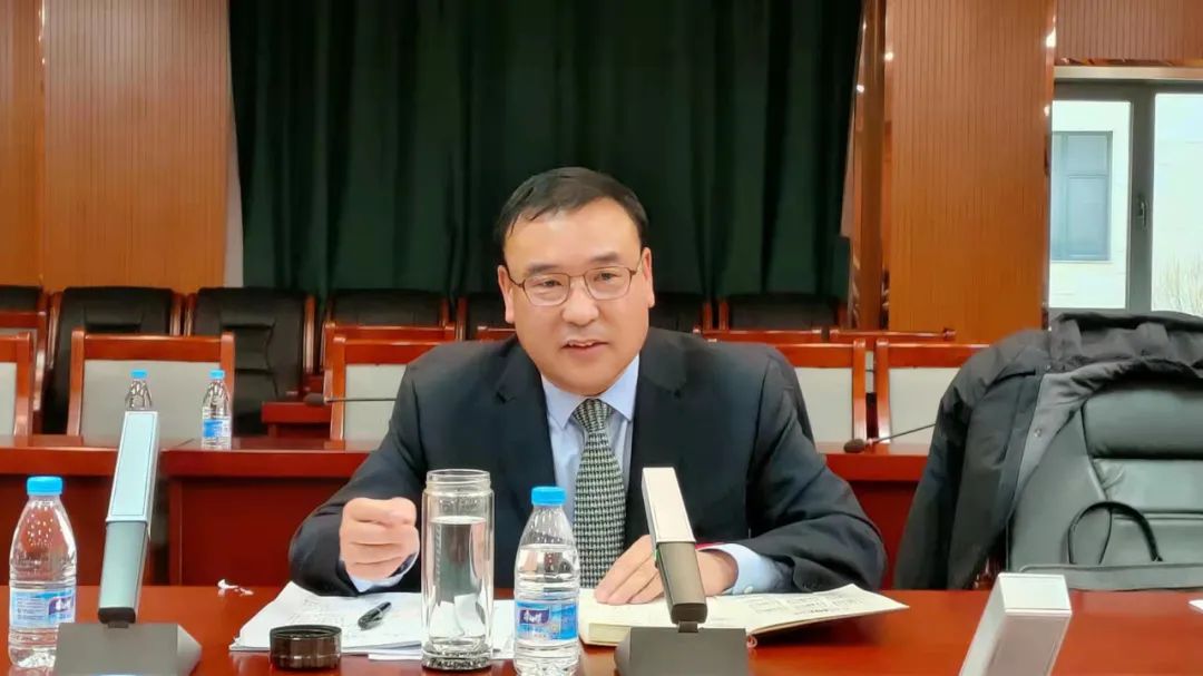 王大河认真听取发言,仔细记录代表们提出的意见建议