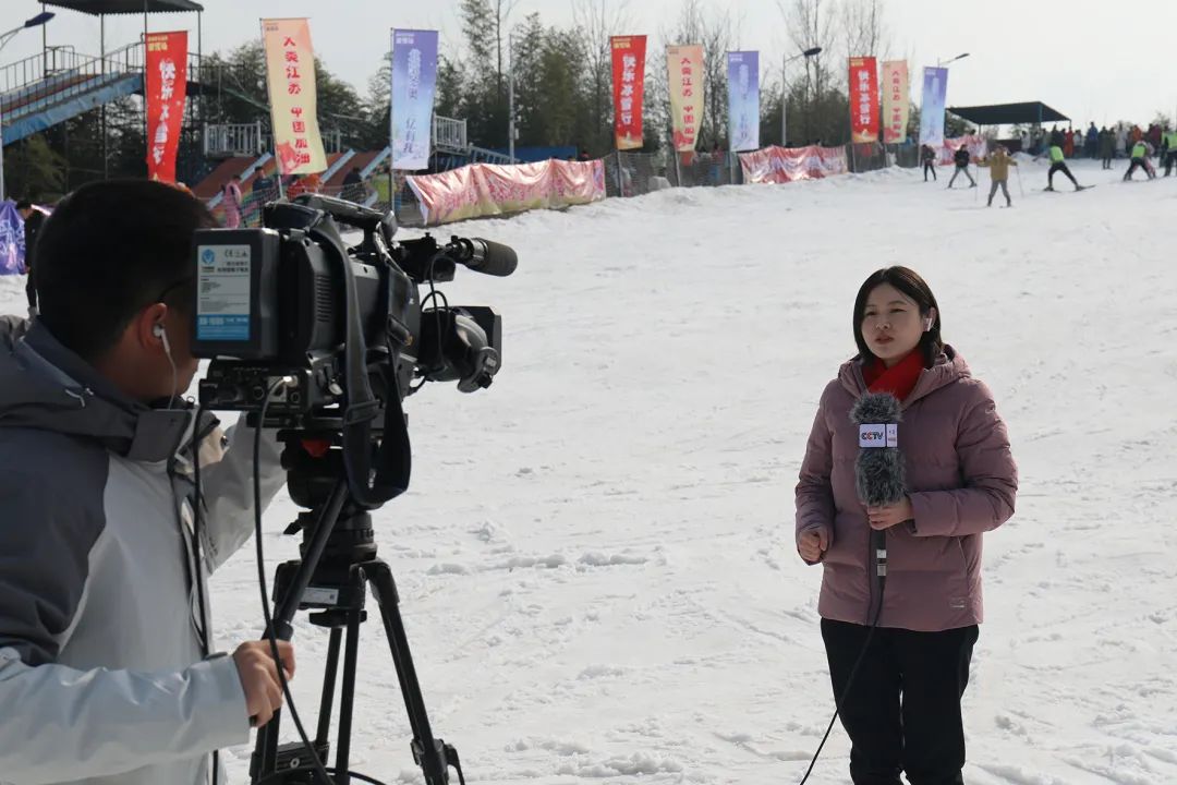 张雪晴是哈尔滨人,大学就读于滑雪培训专业,在古运河滑雪场教学已有1