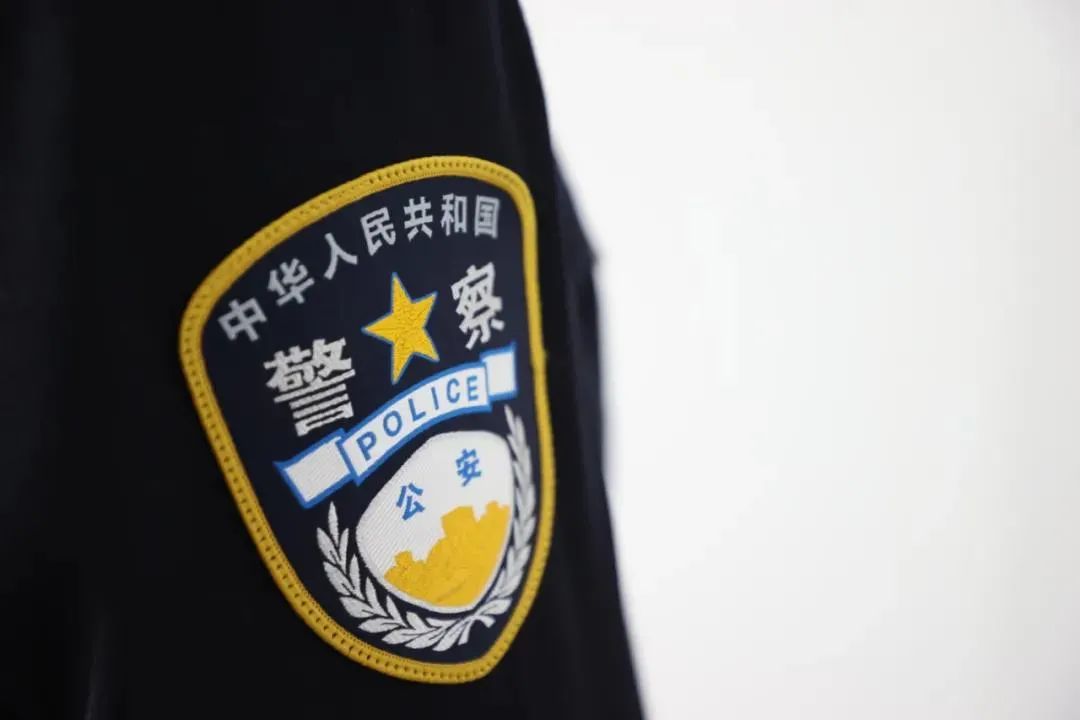 轻轻警衔承载的光荣和梦想是人民警察肩上沉甸甸的使命与担当.