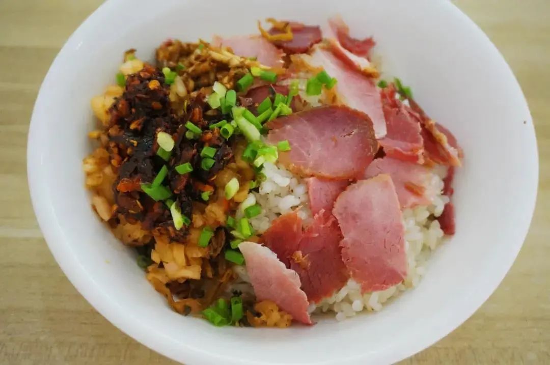 贞丰糯米饭都是用大量的油焖着,让油香浸入到糯米中,油而不腻,吃起来