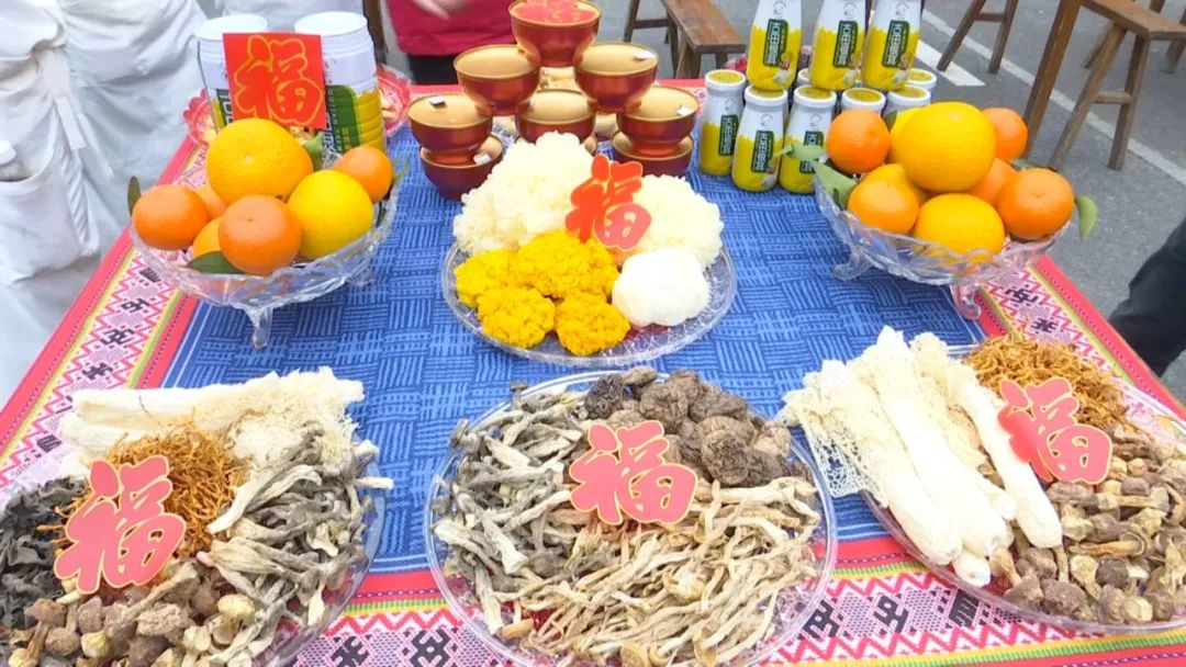 因为"年"的提前到来,寿宁县下党乡显得格外喜气,青山绿水白墙黑瓦间