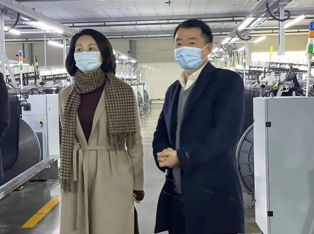 "吴丽娅走进车间,详细了解生产经营情况,对企业自主研发产品,延长产业
