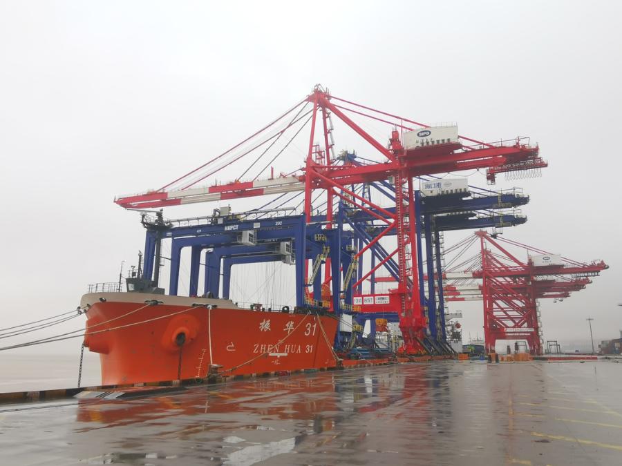 洋山港集装箱吞吐量再创新高,新年首批新增桥吊顺利