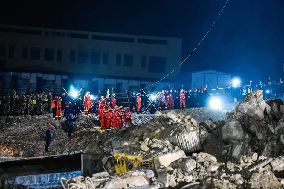 痛心！在建工地山体滑坡14人遇难 其中包括一对父子