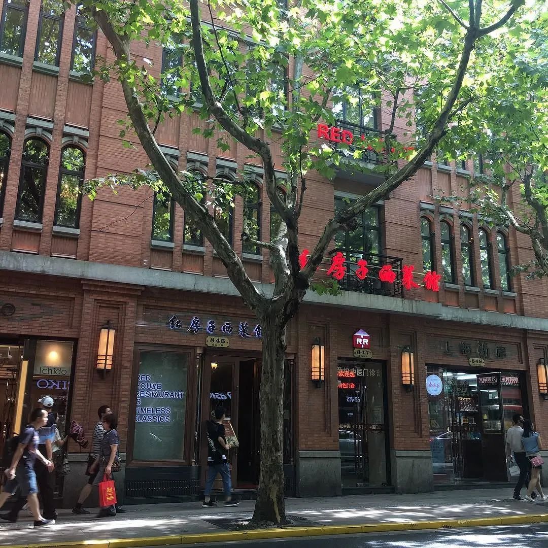 天鹅阁曾经是与德大和红房子齐名的三大海派西餐厅之一,后因种种原因