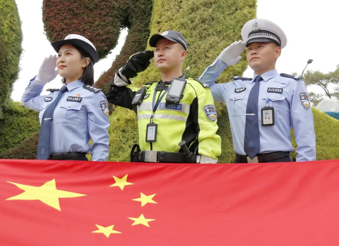 警察在国旗下敬礼图片图片