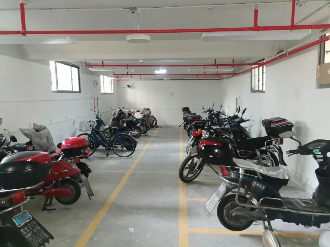 非机动车停车库原先住人,周围烟蒂丛生,垃圾堆放同样破坏环境,如今