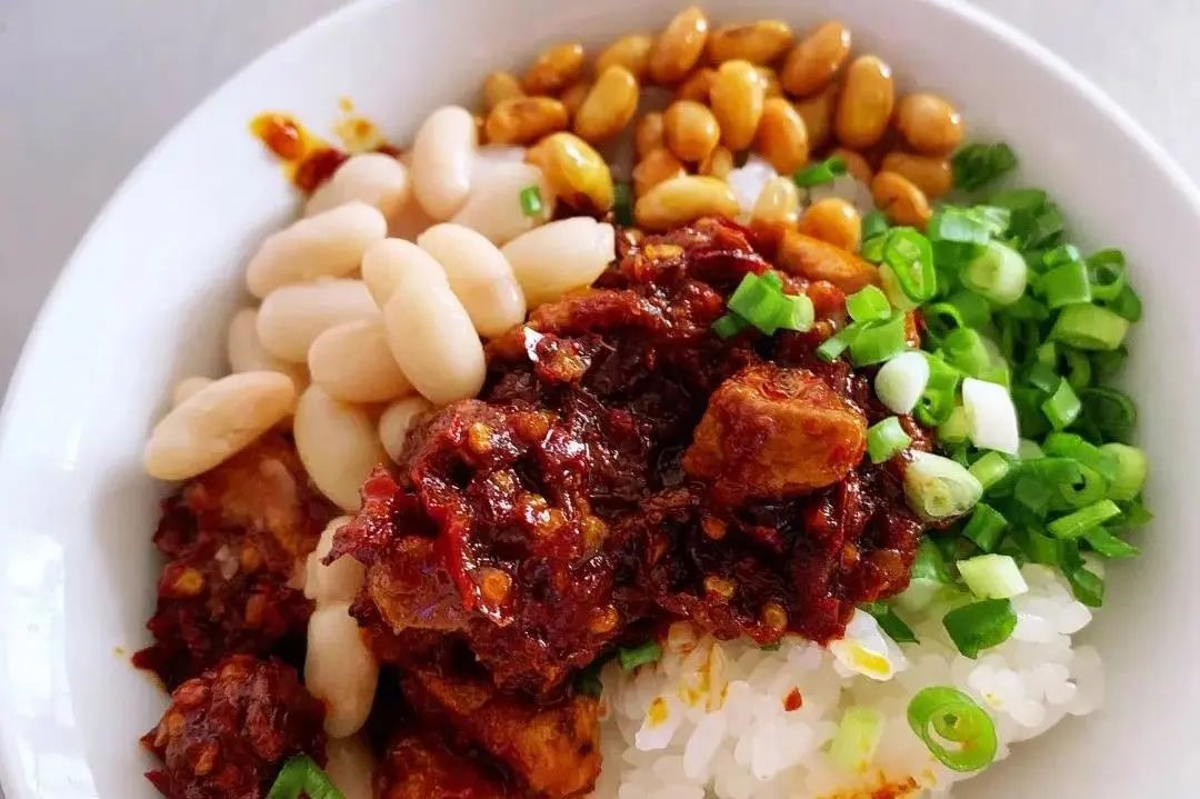 来到了六盘水,当然要感受一下风格明显的辣鸡糯米饭,香糯的糯米 醇香