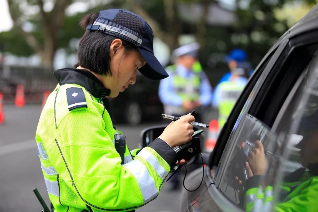 身著藏藍警服警徽熠熠生輝她們牢記使命,守護平安她們不懼危難,勇於