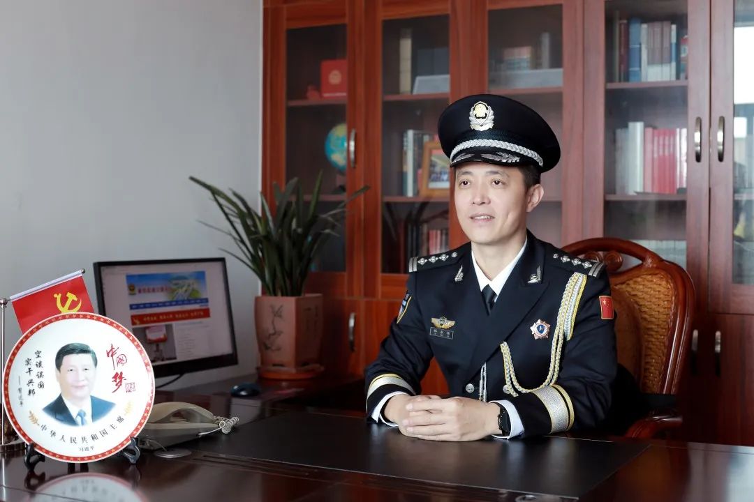 你好警察节最帅警礼服照来袭光影中的忠诚与担当