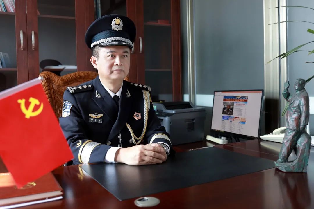 你好,警察节!最帅警礼服照来袭,光影中的忠诚与担当!