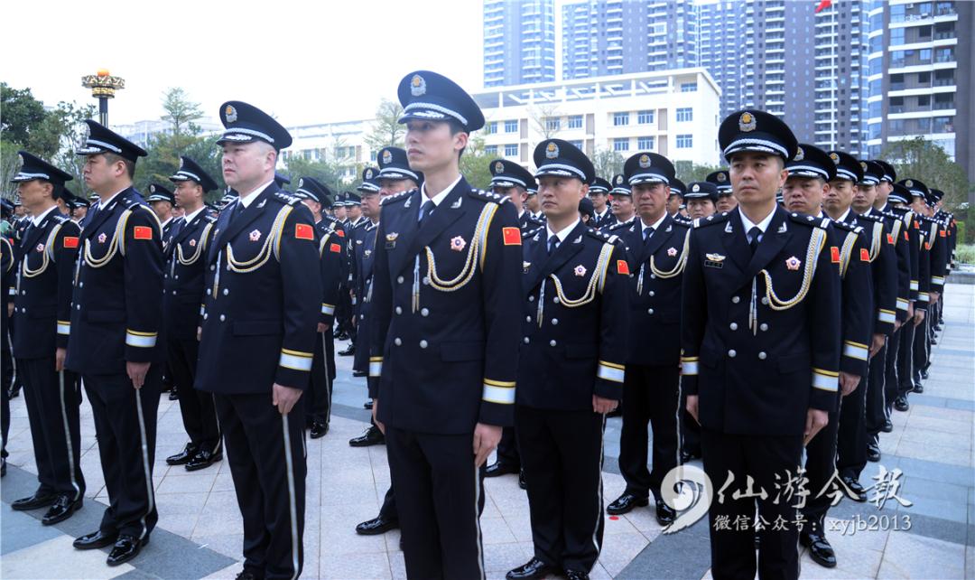 剛剛仙遊公安民警換上新式警禮服