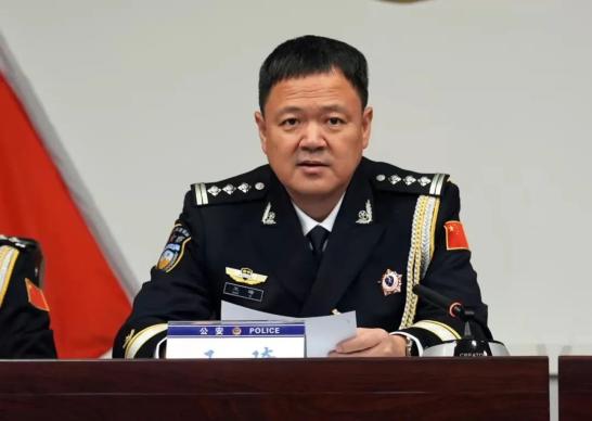 从警三十年无悔人生路图们市公安局隆重举行从警30年荣誉勋章颁发仪式