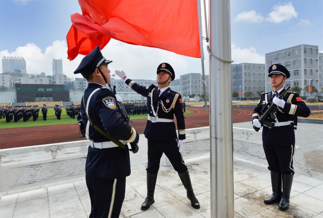 警察在国旗下敬礼图片图片