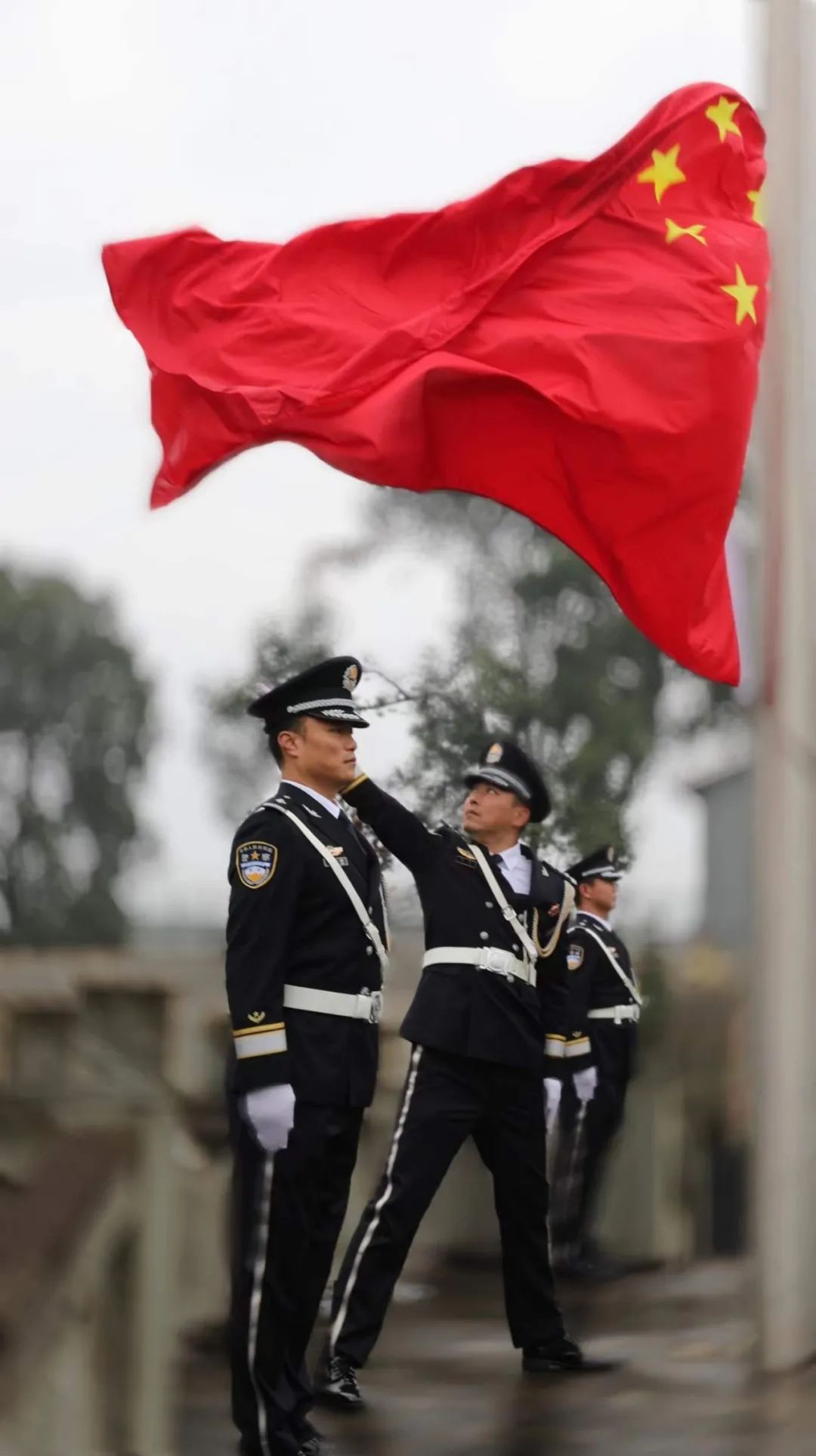 升 國 旗,出 警 旗★為增強監獄人民警察職業榮譽感和歸屬感,同時牢記