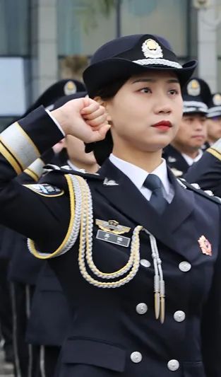 敬礼在此刻流转为最动人的乐章我们的初心和誓言在此刻交汇成最美丽的