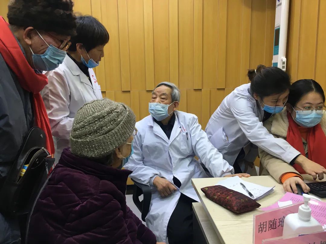 活动当天,湘雅医院胡随瑜教授,伍招娣教授,湘雅附二王平芳教授等专家