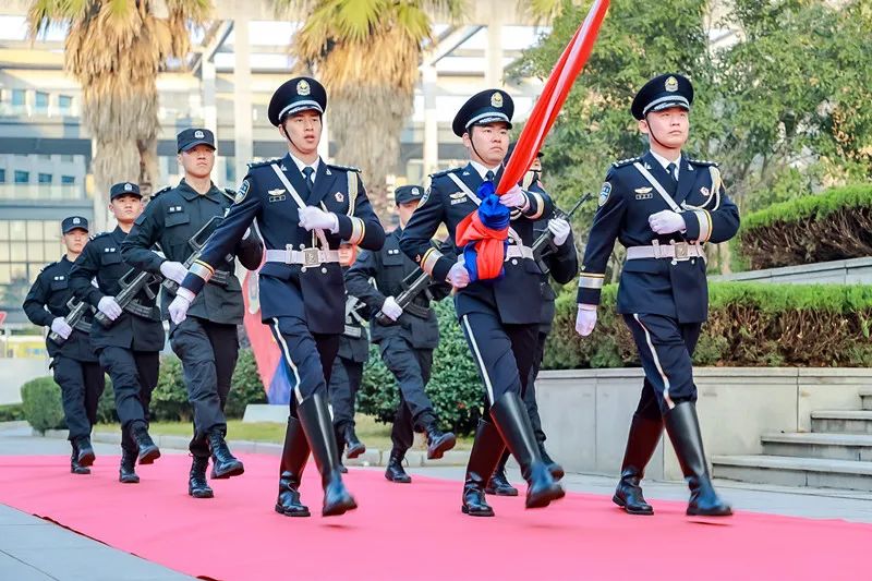 《中國人民警察警歌》精神抖擻地護送警旗走向升旗臺警旗護衛隊踏著